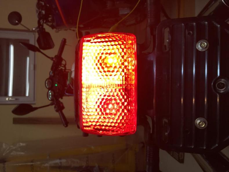 Bremslicht<br />links Glühbirne / rechts LED Batteriespannung<br />=&amp;gt; perfekt!
