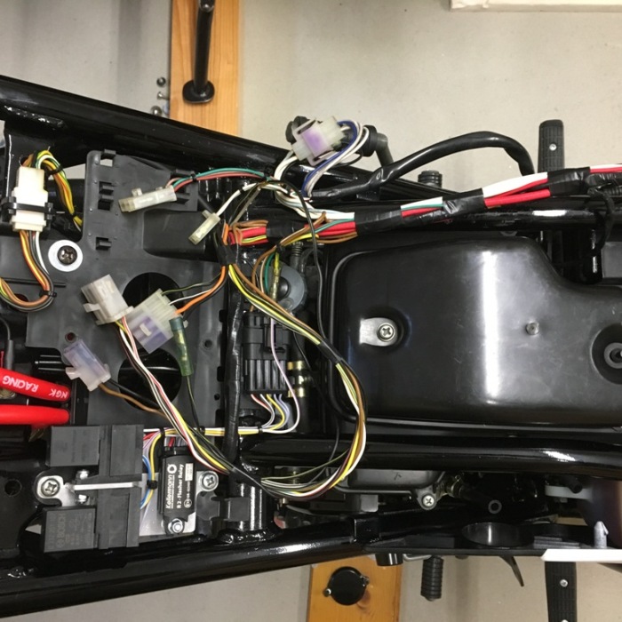 Das Signal zum DZM kommt jetzt von der CDI und geht dann noch zum PV Controller.<br />Da kann ich dann noch eine Litze kappen,<br />weil der PV Controller entfällt!