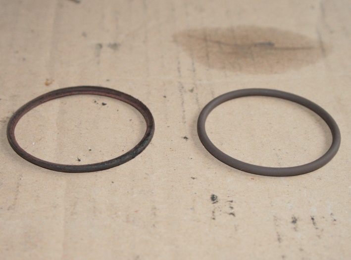 Der Vergleich von Original (rechts) und dem gepressten Ring (links).