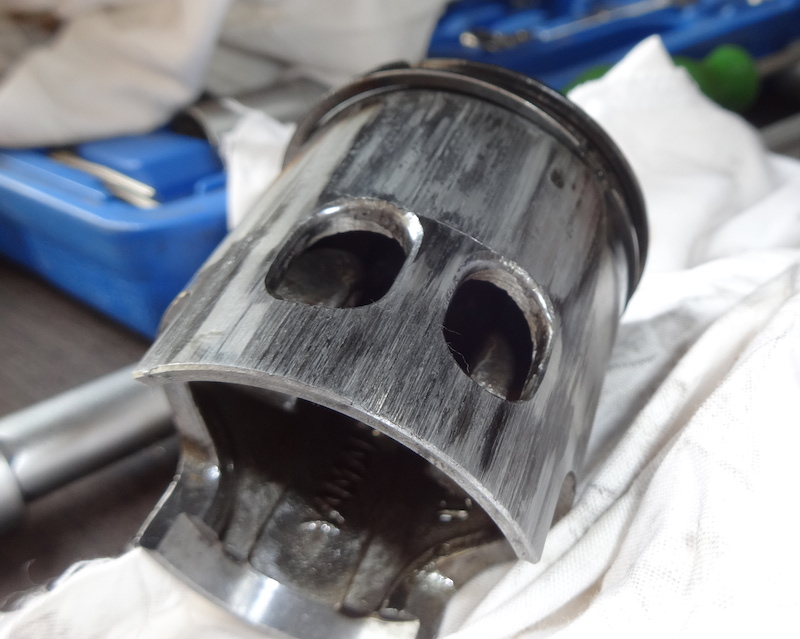 Kolben links Einlassseite