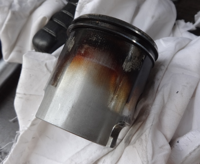 Kolben links Auslassseite