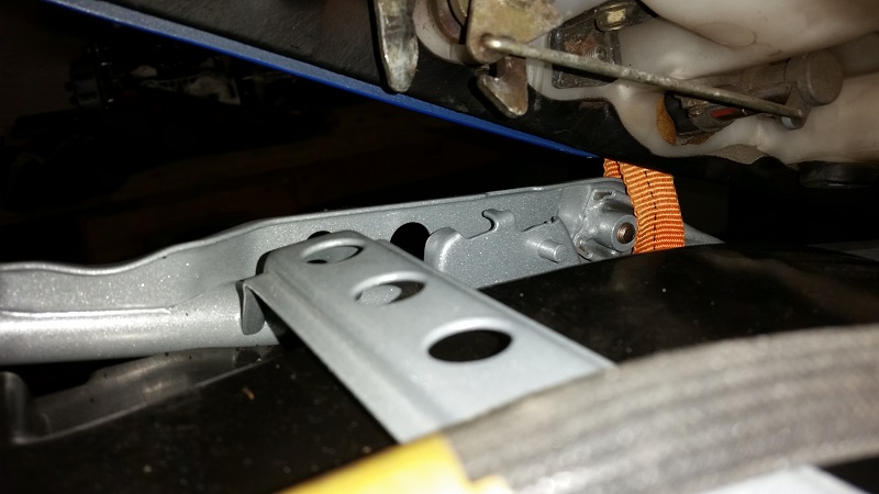 Das ist der Hacken welcher dann in den Bolzen einrasten muss.