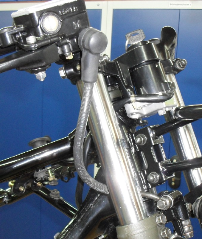 Rolling Chassis vorne Zündschloss Bremspumpe Bremshebel Behälter Hupe 02.JPG