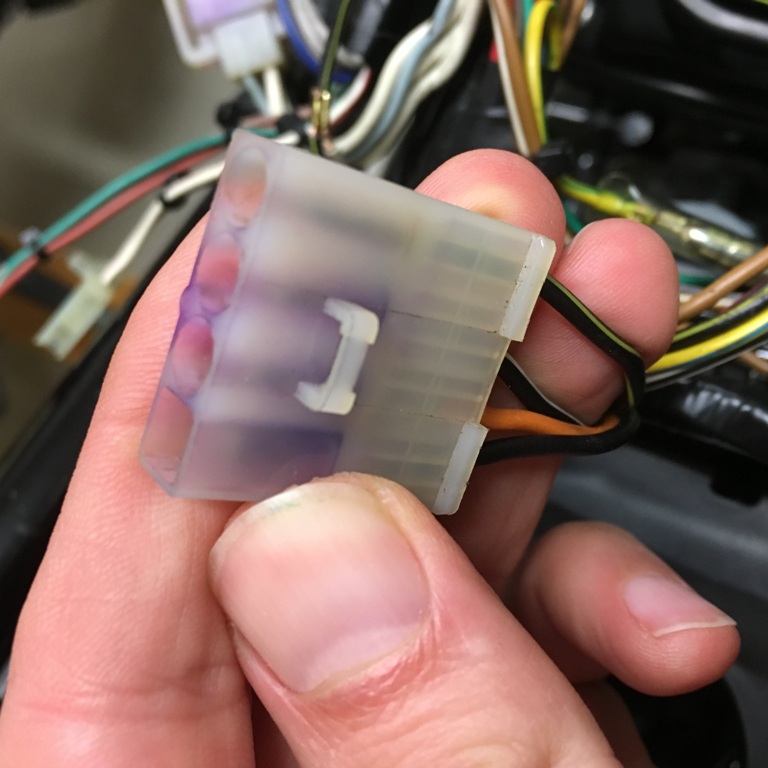 schwarz/gelbe Litze an der CDI<br />Äußerstes Kabel am Stecker, NICHT der Pin mit dem quadratischem Loch...