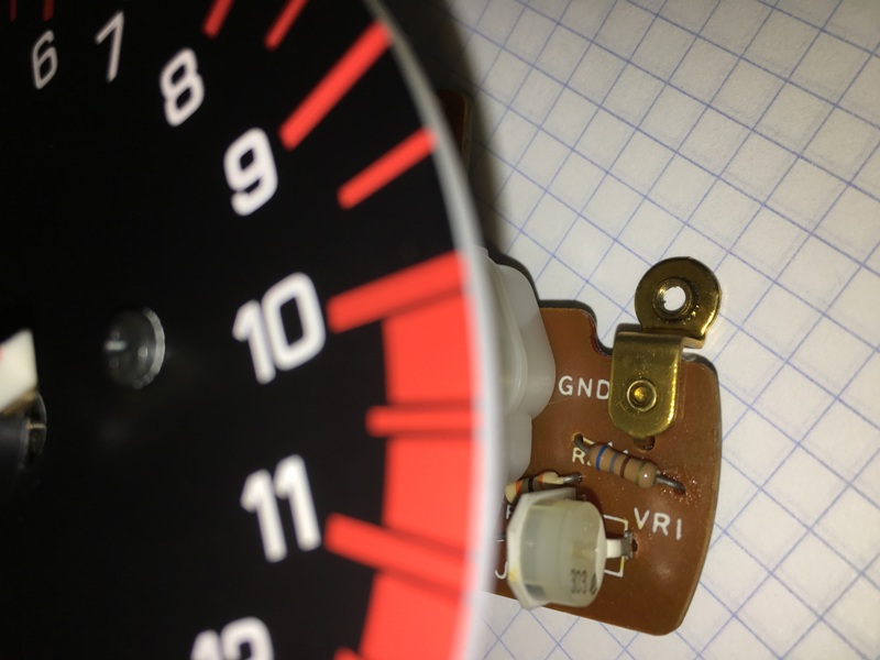 In Richtung 10000rpm ist Masse (GND)