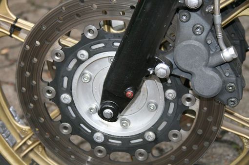 Die Bremsscheibenschrauben sind übrigens die der 31K. Die haben keinen Bund aber die evtl. Drehbewegung wegen des fehlenden Bundes macht die Scheibe ja nur max. einmal.