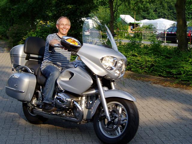 Mein Freund Werner beim Probesitzen ( BMW-Fahrer seit 1972 ! )
