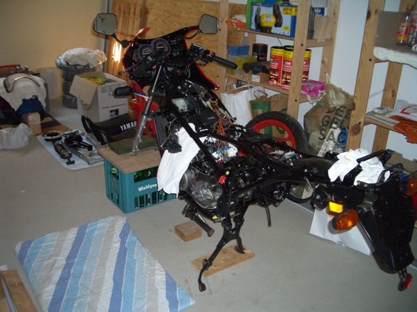 Jetzt steht das Moped gut und sicher auf dem Kasten, und bei Durst gibt´s auch keine Schwierigkeiten!