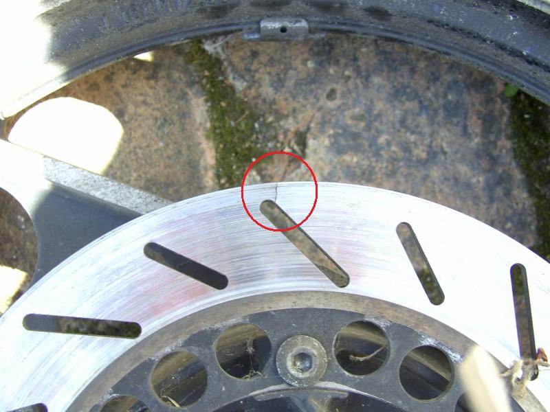 Hab einen Riss in der hinteren Bremsscheibe entdeckt. Muss sie getauscht werden oder kann ich es lassen?
