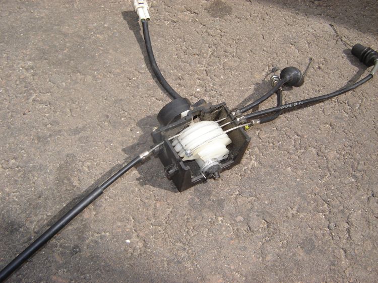 Hier die Mechanik. links unten käme der Zug vom Stellmotor ran.