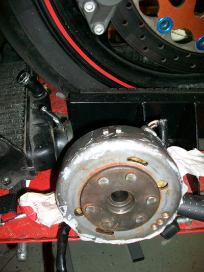 Der Lobe für den 1. Zylinder wurde gedrittelt und dannwurde das mittlere Drittel sauber ausgefeilt. Sollte einigermassen genau gemacht werden, also nicht mit ner Hilti...