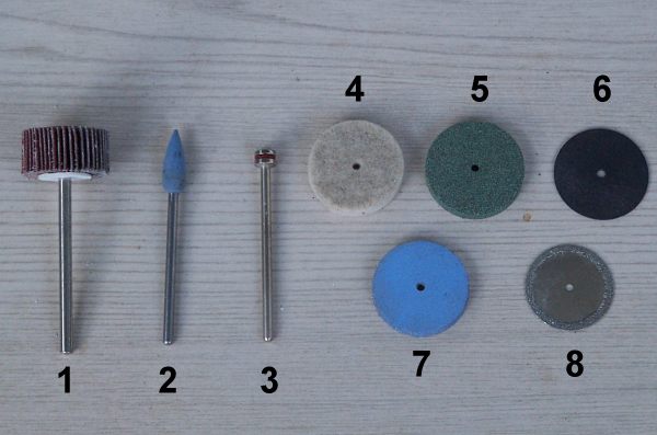 1. Fächerschleifer zum grob vorpolieren<br />2. Silikonstift zur Feinpolitur in Ecken<br />3. Spanndorn<br />4. Polierfilz für Hochglanz <br />5. Silizium-Karbit (wie ne Schruppscheibe bei der Flex)<br />6. Trennscheibe<br />7. Siliconscheibe zum Polieren<br />8. Diamantscheibe zum Trennen