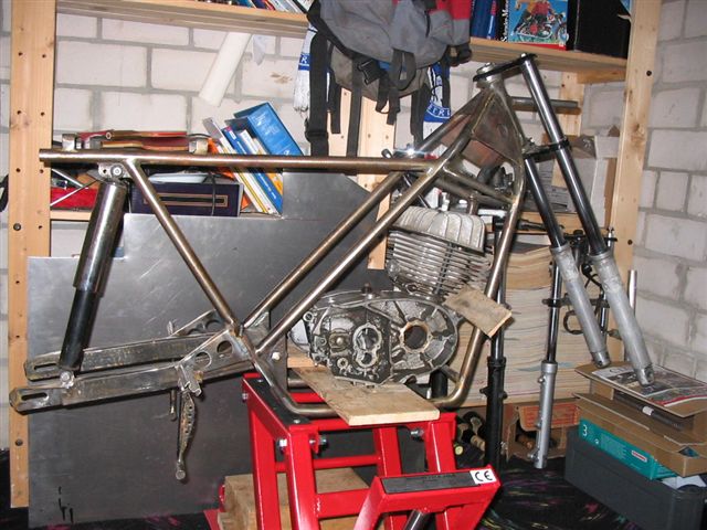 zeigt<br />den künftigen Rahmen für den Motor. Hier wird eine Hercules Ultra Gabel<br />verbaut, mit doppelter Scheibenbremse etc, alles auf Speichenräder.<br />Tank, Sitzbank, Auspuff etc. Eigenbau.