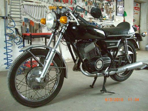 Nichts für Originalitätsfanatiker, hier meine erste R5, seit 28 Jahren in 9ter Hand. Außerdem hab ich noch in meiner Motorradsammlung eine RD350LC 4LO, eine RS 100 und eine XT 350 :-)