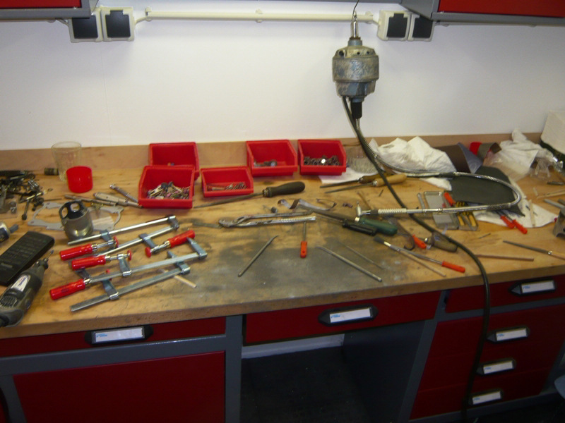 Nach getaner Arbeit. (Etwas unscharf)<br />Nun wird sauber gemacht und dann angefangen den Motor zusammen zu bauen.