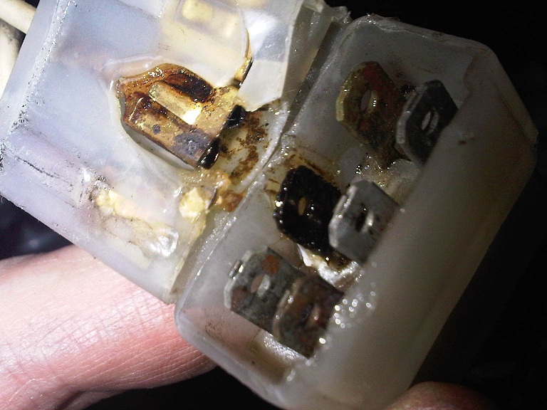 das sieht übel aus... , der schwarze Stecker &amp;quot;Männchen&amp;quot; ist der angekokelte (die Feuchtigkeit ist WD40, war nötig um die Stecker zu trennen)