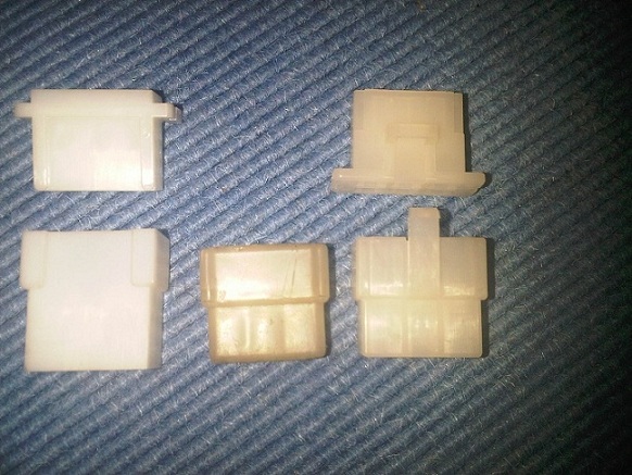 Der Unimog Stecker (links) ist nicht nur breiter als das Original (Mitte)...