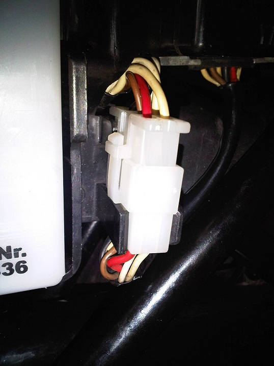 Durch die Verriegelungslasche lässt sich der Stecker nicht ganz durchschieben, schließt aber nach vorne nahezu bündig mit der Halterung ab.