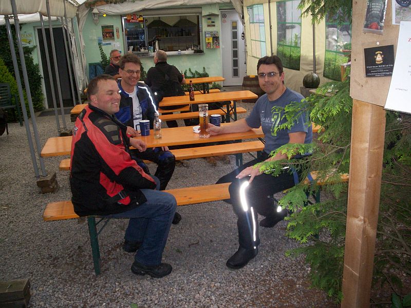 Stephans und Dirks RDs. Dahinter meine FZR. Hollis CBR stand auf der anderen Seite.