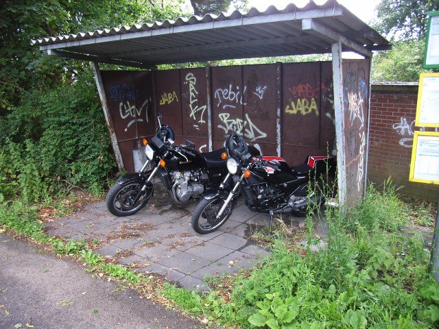 Geraucht wurde im Regen, Hauptsache die Moppeds standen trocken ;)
