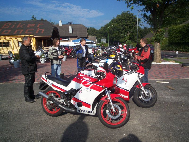 Pause in der Biker-Ranch, Simmerath.<br />Bernhard, Oleg, Dirk und Stephan<br />Und die RD's von vorne nach hinten<br />Dirks 1WW, Stephans 500'er und meine 4L0