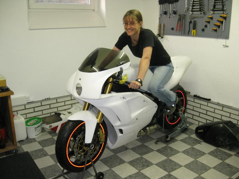 Verena auf YZR 350 ... steht ihr richtig gut