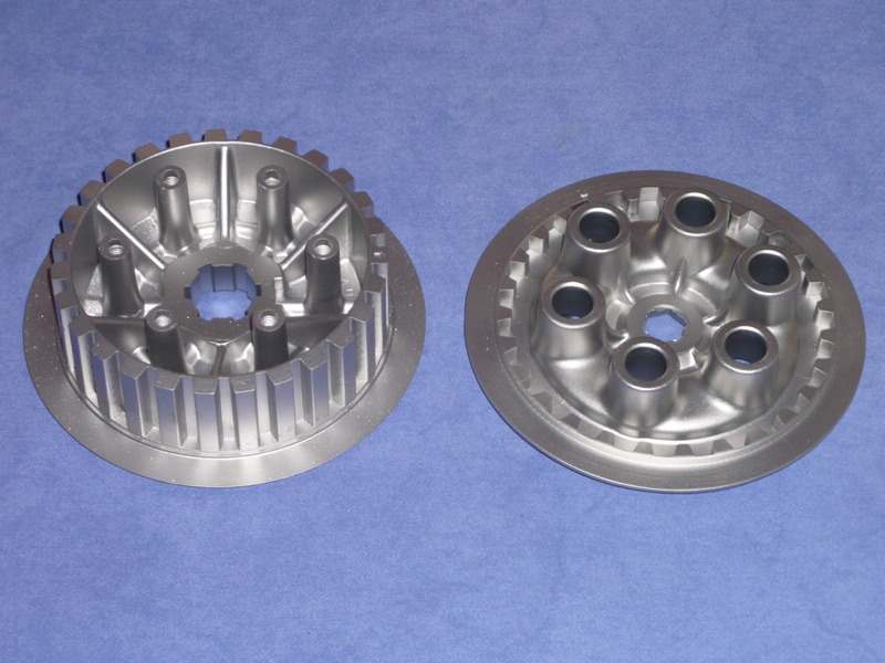 Links: Kupplungsnabe<br />Rechts: Kupplungsdeckel