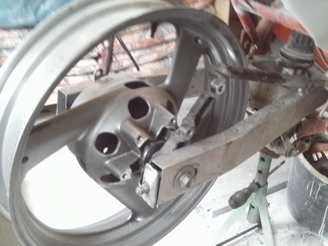 FZR Schwinge mit Felge sowie Bremssattelhalter