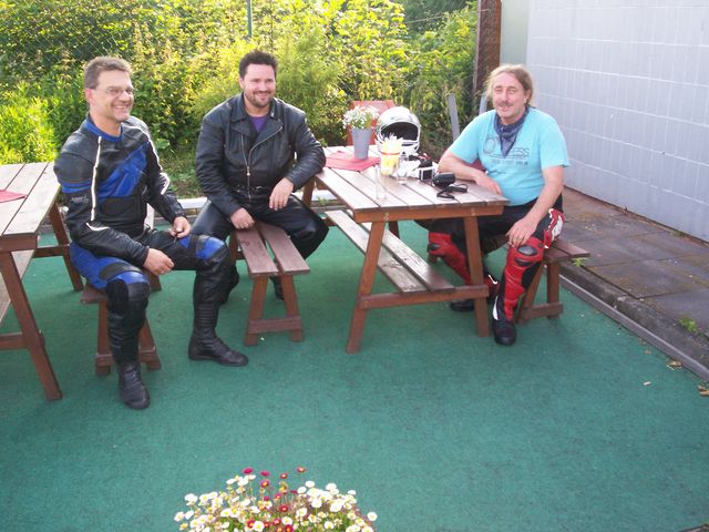 Von links Dirk (Dirk Kosse), Frank (Frank RD350WT) und Micha (z.Zt. noch Gast hier)