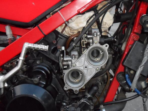 RD500-Vergaser-von-Seite.jpg