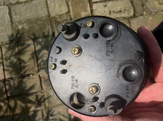 Wo schließe ich das am Drehzahlmesser an und muss ich noch irgendwelche Kabel anschließen?
