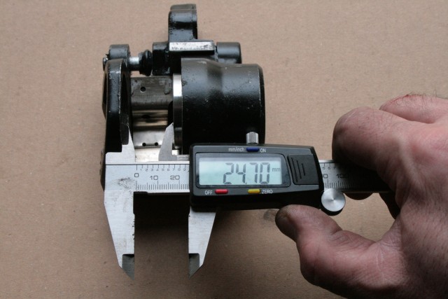 Sattel zusammengebaut, Kolben ganz zurück.<br />Platz zwischen Kolben und Gegenanschlag