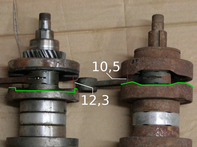 Links Yamaha - rechts Collet-Welle<br />Schön zu sehen die unterschiedlich dicken Hubwangen.<br />Ich habe die Kontur mal grün markiert und den Abstand der Wangen rot