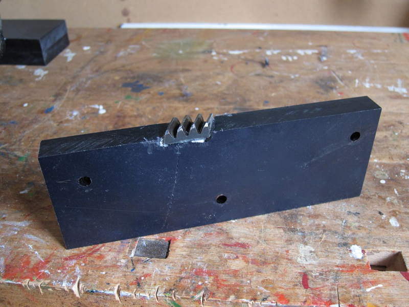 Die eingefräste Tasche gewährleistet Formschluß zur Kraftübertragung. Dremel sei Dank.