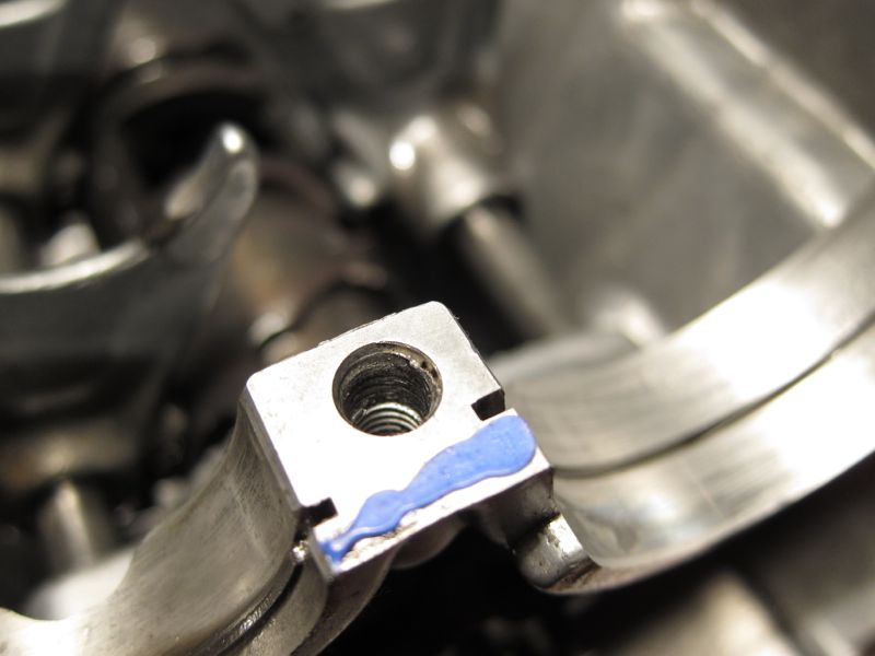 Hier fehlen ein paar Gewindegänge - die Dichtmasse zeigt sich denn auch wenig beeindruckt.