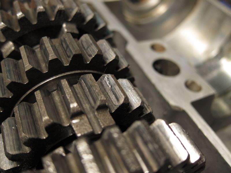 Pitting an manchen Zahnflanken des Antriebszahnrades des 3. Ganges