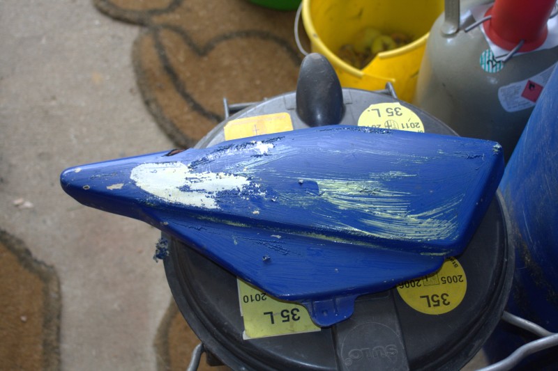 und nach ca. 1 Stunde löst sich die Farbe und lässt sich einfach entfernen.