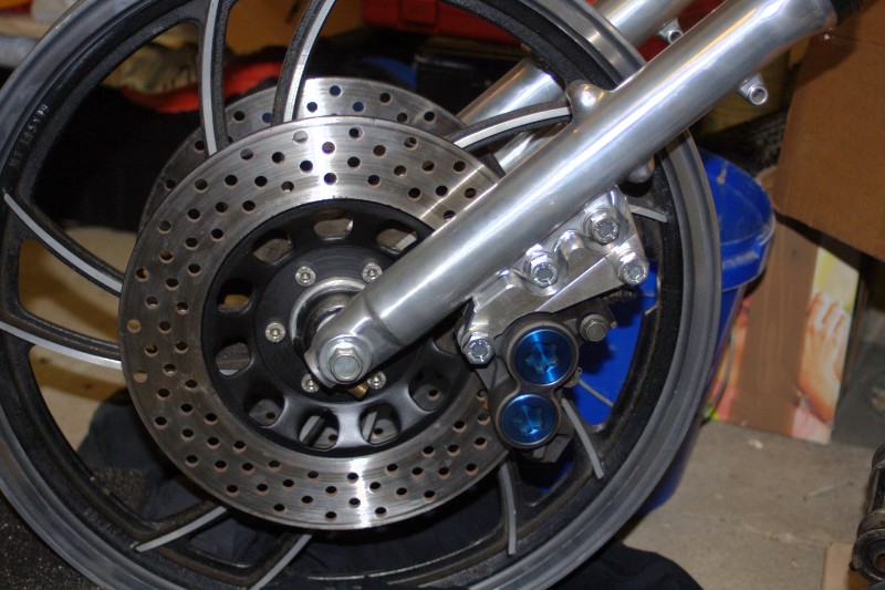 Vorderrad mit lackierten Bremsscheiben und den R6-Bremssätteln mit richtig verzinkten Schrauben