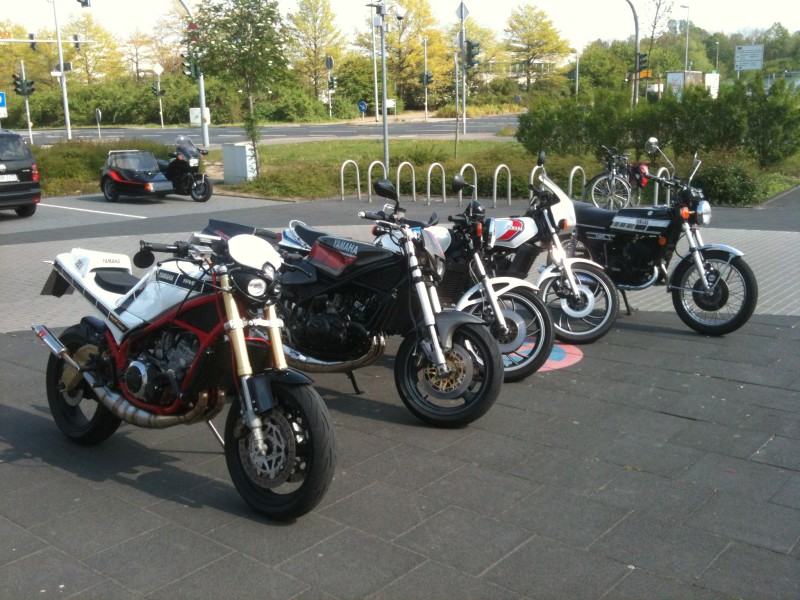 von links nach rechts:<br />- RD350LC YPVS (31K) Umbau - Murphy<br />- RD350LC YPVS (31K) Umbau - Holli<br />- RD350LC (4L0) - Kilroy<br />- RD125LC (10W) - Leezer<br />- RD250AC (1A2) - Titus95