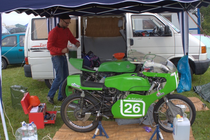 Tobis Maico 250, dahinter Uwes TZ 250 die jetzt mit 350er ausgerüstet ist.