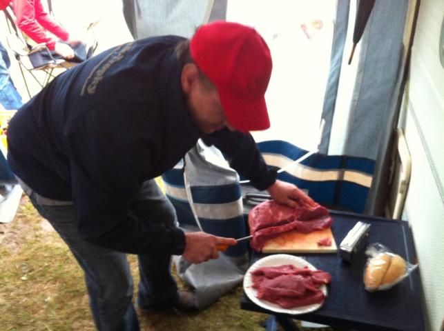Der Chef bei den Grillvorbereitungen.JPG