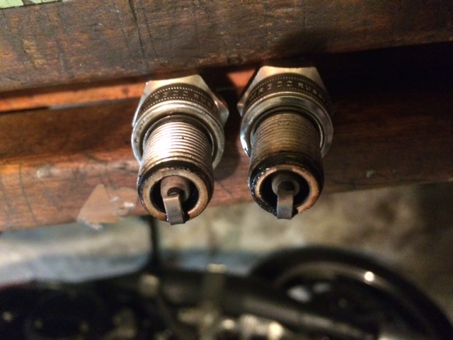 Kerzen WR3CC Bild 2<br />Rechte Kerze ist auch von der rechten Seite.