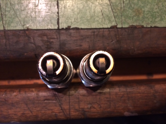 Kerzen WR3CC Bild 1<br />Rechte Kerze ist auch von der rechten Seite.<br />Laufleistung ca. 60 KM