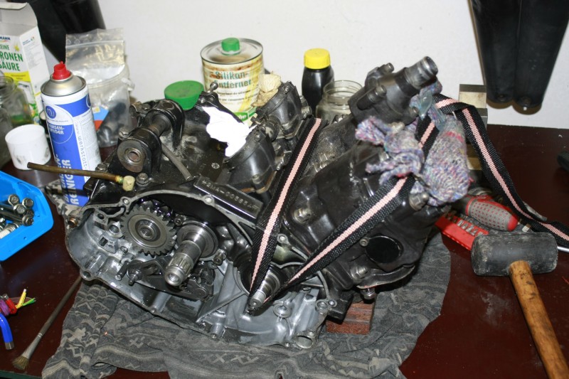 Vorbereitung: die Kurbelwelle mit einem Spanngurt über die Zylinder verzurren.