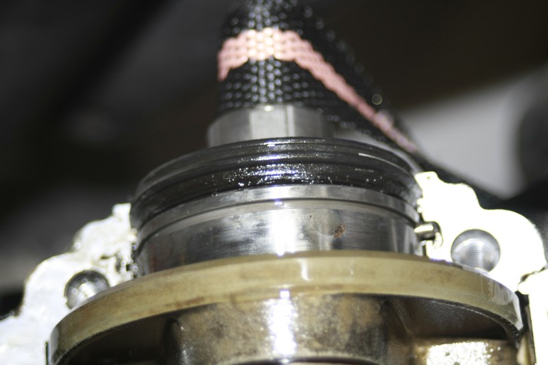 Der defekte Wellendichtring. Grund des Defekts ist noch nicht klar. Im Gehäuse habe ich einen kleinen Metallspan gefunden.